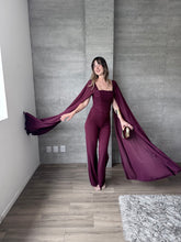 Cargar imagen en el visor de la galería, Andreina - Jumpsuit con capa color ciruela