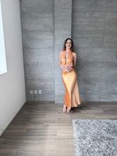 Cargar imagen en el visor de la galería, Soho - Vestido largo satinado naranja