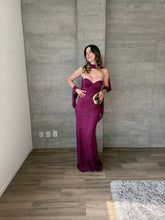 Cargar imagen en el visor de la galería, Génova - Vestido largo strapless color ciruela