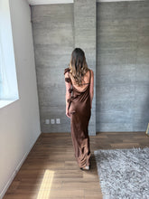 Cargar imagen en el visor de la galería, Francesca - Vestido satinado café