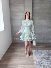 Cargar imagen en el visor de la galería, Mindy - Vestido mini satinado de manga larga color menta