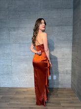 Cargar imagen en el visor de la galería, Duna - Vestido largo satinado con olanes naranja óxido