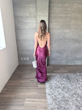 Cargar imagen en el visor de la galería, Vittoria - Vestido halter color berenjena