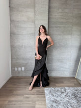 Cargar imagen en el visor de la galería, Manuela - Vestido largo con olanes negro