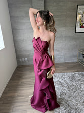 Cargar imagen en el visor de la galería, Odetta - Vestido largo strapless con olanes vino