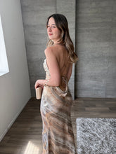 Cargar imagen en el visor de la galería, Marble - Vestido largo dorado