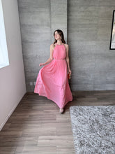 Cargar imagen en el visor de la galería, Guava - Vestido largo plisado rosa