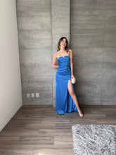 Cargar imagen en el visor de la galería, Clementine - Vestido largo strapless azul