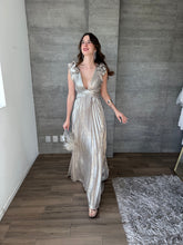 Cargar imagen en el visor de la galería, Celestine - Vestido largo plisado plateado