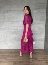 Cargar imagen en el visor de la galería, Marcelline - Vestido midi crochet magenta