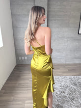 Cargar imagen en el visor de la galería, Duna - Vestido largo satinado verde