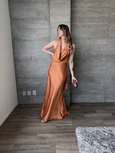 Cargar imagen en el visor de la galería, Piera - Vetido largo satinado naranja