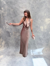 Cargar imagen en el visor de la galería, Milah - Vestido largo halter de satín color gris