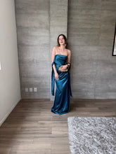 Cargar imagen en el visor de la galería, Marena - Vestido strapless de satín verde azulado