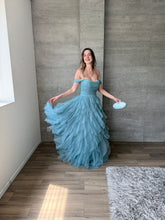Cargar imagen en el visor de la galería, Ello - Vestido largo hombros caídos de tul azul claro