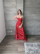 Cargar imagen en el visor de la galería, Milana - Vestido largo strapless rojo