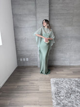 Cargar imagen en el visor de la galería, Sodi - Vestido largo satinado con capa color verde