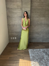 Cargar imagen en el visor de la galería, Piera - Vestido verde largo satinado