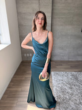 Cargar imagen en el visor de la galería, Aranza - Vestido largo verde azulado