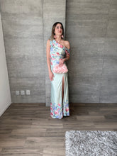 Cargar imagen en el visor de la galería, Allure - Vestido largo satinado verde con estampado floral