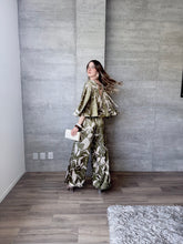Cargar imagen en el visor de la galería, Arbolada - Jumpsuit estampado floral olivo