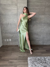 Cargar imagen en el visor de la galería, Perlaire - Vestido largo satinado verde salvia