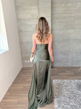 Cargar imagen en el visor de la galería, Nerissa - Vestido largo strapless olivo