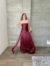 Cargar imagen en el visor de la galería, Nerissa - Vestido largo strapless vino