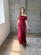 Cargar imagen en el visor de la galería, Theia - Vestido largo strapless vino