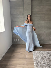 Cargar imagen en el visor de la galería, Arabelle - Vestido largo con capa azul