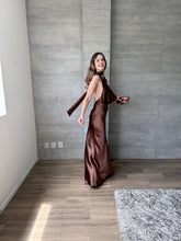 Cargar imagen en el visor de la galería, Milah - Vestido largo halter de satín chocolate