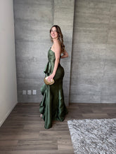 Cargar imagen en el visor de la galería, Odetta - Vestido strapless con olanes color olivo