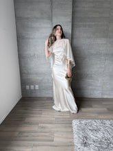 Cargar imagen en el visor de la galería, Sodi - Vestido largo de satín con capa champagne