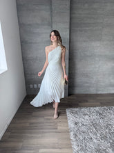 Cargar imagen en el visor de la galería, Nicola - Vestido midi plisado blanco