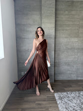 Cargar imagen en el visor de la galería, Nicola - Vestido midi plisado chocolate