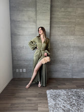 Cargar imagen en el visor de la galería, Clare - Vestido largo com mangas olivo