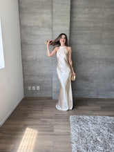 Cargar imagen en el visor de la galería, Lisai - Vestido satinado color crema