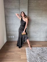 Cargar imagen en el visor de la galería, Galatea - Vestido asimétrico satinado negro