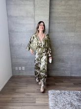 Cargar imagen en el visor de la galería, Arbolada - Jumpsuit estampado floral olivo