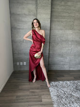 Cargar imagen en el visor de la galería, Renata - Vestido largo satinado vino