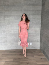 Cargar imagen en el visor de la galería, Cassia - Vestido midi crochet rosa