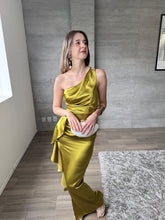Cargar imagen en el visor de la galería, Duna - Vestido largo satinado verde