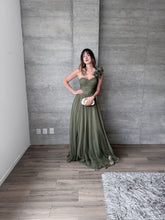 Cargar imagen en el visor de la galería, Minerva - Vestido largo de tul con escarola olivo