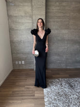 Cargar imagen en el visor de la galería, Marissa - Vestido largo con olanes en hombros negro