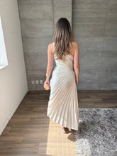 Cargar imagen en el visor de la galería, Nicola - Vestido midi plisado aperlado