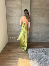 Cargar imagen en el visor de la galería, Piera - Vestido verde largo satinado