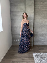 Cargar imagen en el visor de la galería, Coraline - Vestido strapless de tul con olanes azul marino