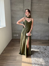Cargar imagen en el visor de la galería, Gabrielle - Vestido largo olivo