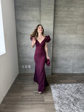 Cargar imagen en el visor de la galería, Marissa - Vestido largo con olanes en hombros color vino