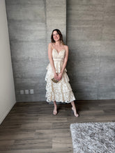 Cargar imagen en el visor de la galería, Peonia - Vestido crochet midi macadamia